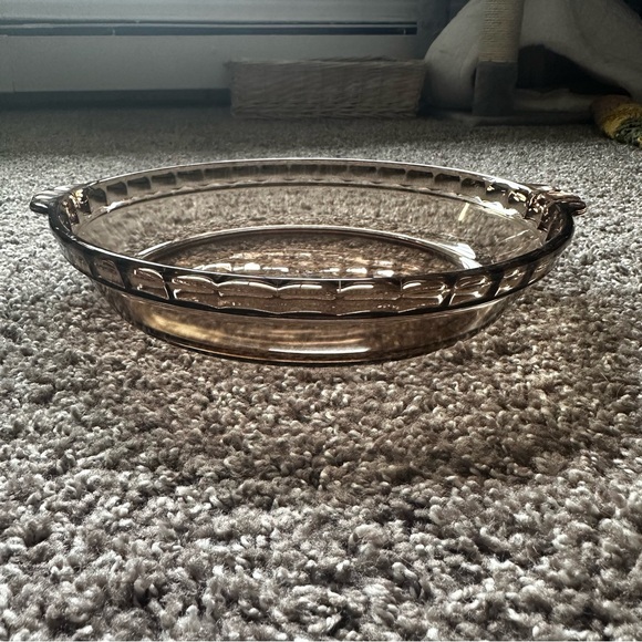 Vintage Pyrex 229 Crimp Edge Glass Pie Dish in Amber/Brown Made in USA - Picture 1 of 5